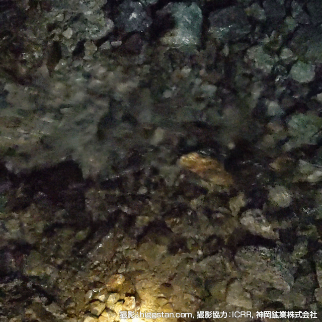坑道を流れる地下水